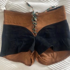 SUEDE COLORBLOCK SHORTS - Lace me right up